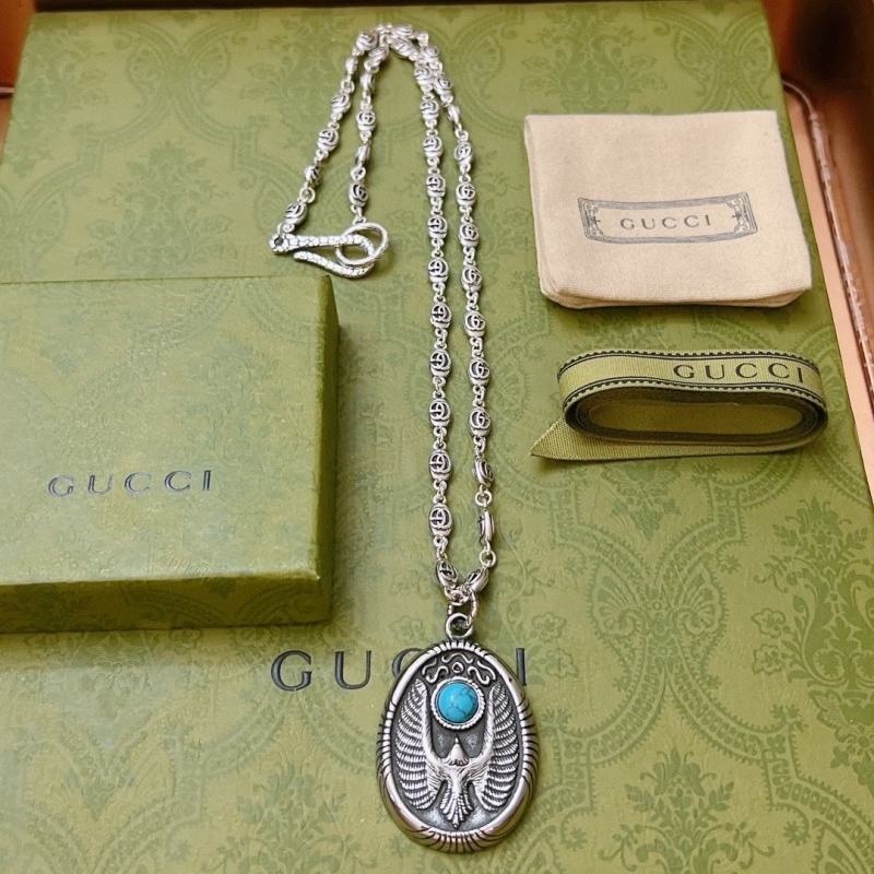 G*u*i necklaces